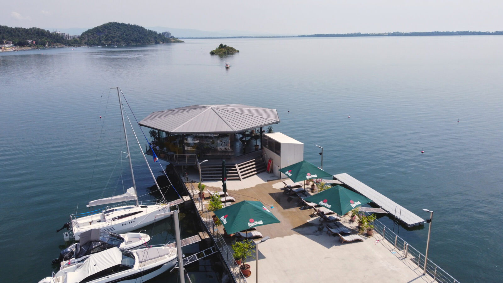 Kaviareň Molo Bar v prístave Yacht Village na Zemplínskej šírave