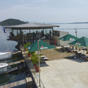 Kaviareň Molo Bar v prístave Yacht Village na Zemplínskej šírave