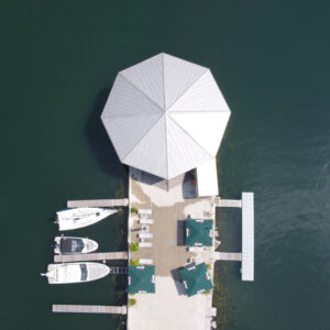 Fotka kaviarne Molo Bar v prístave Yacht Village na Zemplínskej šírave z dronu
