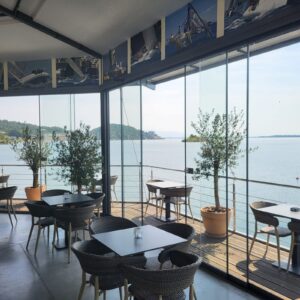 Interiér kaviarne Molo Bar na Zemplínskej šírave