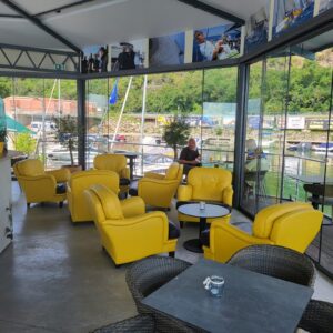 Interiér kaviarne Molo Bar na Zemplínskej šírave